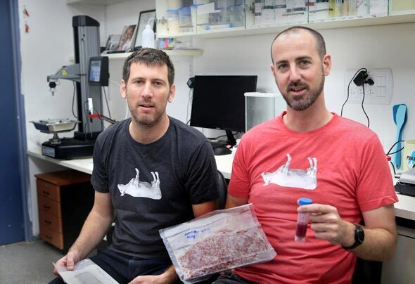 Los cofundadores de Redefine Meat, Eshchar Ben-Shitrit (derecha (derecha) y Adam Lahav. 