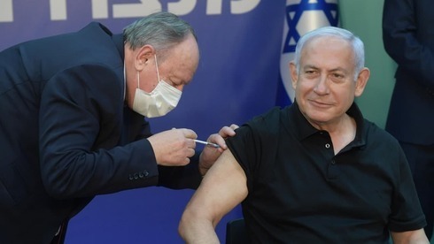 El primer ministro Benjamin Netanyahu recibe la primera vacuna contra el coronavirus administrada en Israel. 