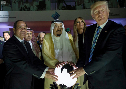 El presidente egipcio Abdel Fattah el-Sissi, el rey saudí Salman bin Abdulaziz Al Saud y el presidente estadounidense Donald Trump. 