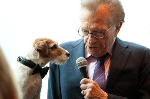 Cuando Larry King entrevistó a Uggie, el perro de la película The Artist, en mayo de 2012. 