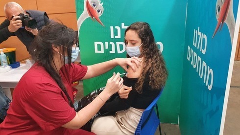 Una adolescente recibe la vacuna contra el coronavirus en Givatayim, cerca de Tel Aviv. 
