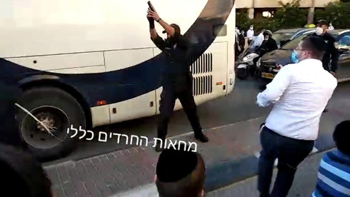 Un policía realiza un disparo al aire en Bnei Brak. 