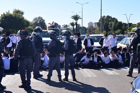 Manifestantes ortodoxos bloquean una calle en Ashdod.