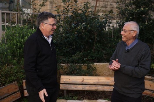 Gideon Saar, a la izquierda, da la bienvenida a Benny Begin, el hijo del fundador del Likud, Menachem Begin, a su nuevo partido. 