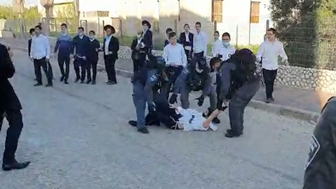 Estudiantes ultraortodoxos chocan con policías en Ashdod. 