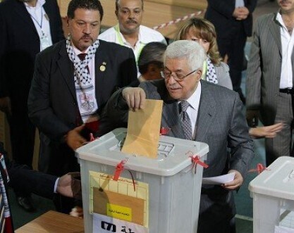 El presidente de la AP, Mahmoud Abbas, ejerciendo su derecho durante las últimas elecciones palestinas. 