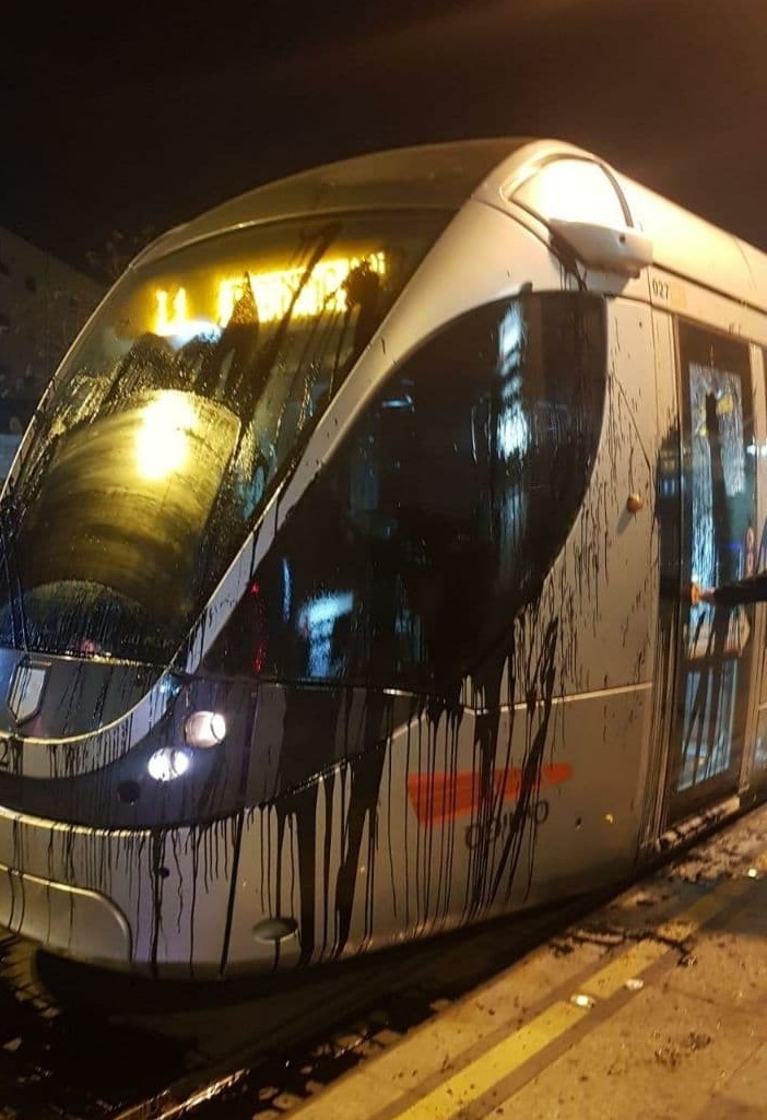 El tren ligero fue vandalizado en Jerusalem.