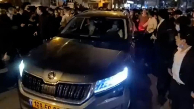 Una turba ultraortodoxa rodea el vehículo del alcalde de Bnei Brak, Avraham Rubinstein, el domingo por la noche. q