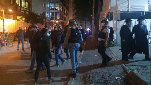 La policía cierra una yeshivá abierta ilegalmente en Bnei Brak la semana pasada. 