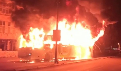 El autobús incendiado anoche en Bnei Brak.