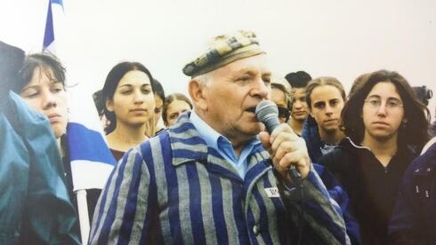 Kleinman relatando su vida en la Shoá frente a un grupo de jóvenes. 