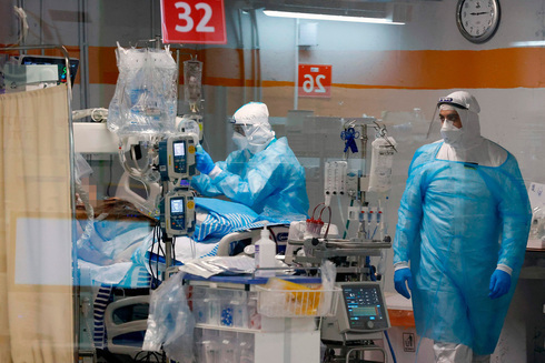 Sala de atención para pacientes con coronavirus en el Centro Médico Sheba. 