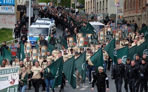 Extremistas de derecha y neonazis caminan por Plauen en el este de Alemania. 
