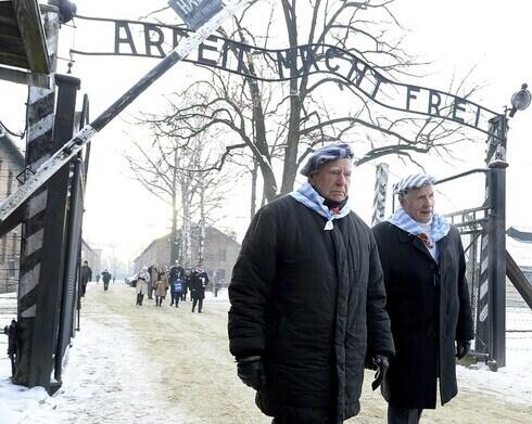 Sobrevivientes de Auschwitz visitan el campo de exterminio en Polonia para rendir homenaje a las víctimas del nazismo en el Día de Conmemoración del Holocausto en 2019. 