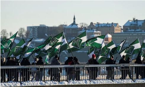 Partidarios del Movimiento de Resistencia Nórdico se manifiestan contra los inmigrantes en el centro de Estocolmo. 