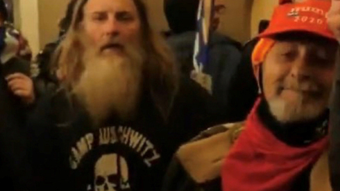 Un hombre viste una camiseta con la inscripción "Campo de Auschwitz" durante la irrupción al Capitolio de Estados Unidos. Un hombre viste una camiseta con la inscripción "Campo de Auschwitz" durante la irrupción al Capitolio de Estados Unidos.