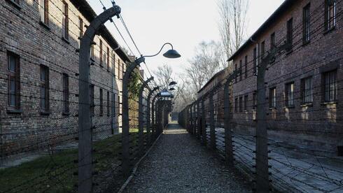 Camino interno que conduce a una torre de observación entre lo que eran cercas de alambre de púa electrificadas en el campo de exterminio de Auschwitz. 