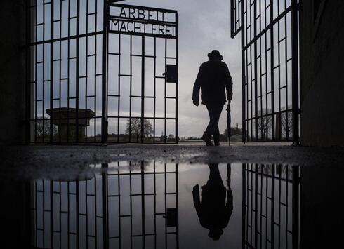 Um homem entra pela porta do campo de extermínio nazista em Sachsenhausen durante o Dia Internacional de Comemoração em Memória das Vítimas do Holocausto, em 2019. (AP) Um homem entra pela porta do campo de extermínio nazista em Sachsenhausen durante o Dia Internacional de Comemoração em Memória das Vítimas do Holocausto, em 2019.