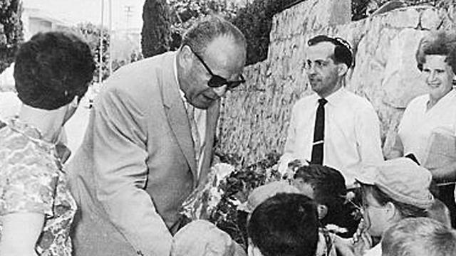 Oskar Schindler durante su visita a Israel en 1963.