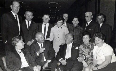 Reunión en Israel entre Schindler y los sobrevivientes que salvó del Holocausto. (Cortesía de Yad Vashem) Reunión en Israel de Schindler con los sobrevivientes que salvó del Holocausto.