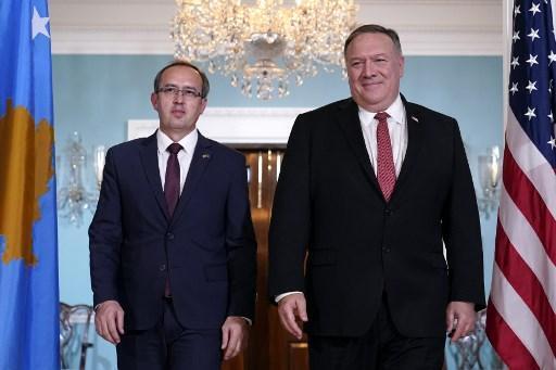 Avdullah Hoti, primeiro-ministro do Kosovo, juntamente com Mike Pompeo, ex-secretário de Estado dos Estados Unidos. (AFP) Avdullah Hoti, primeiro-ministro do Kosovo, juntamente com Mike Pompeo, ex-secretário de Estado dos Estados Unidos.