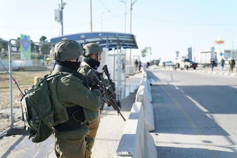Soldados de las FDI en el cruce de Gush Etzion en Cisjordania. 