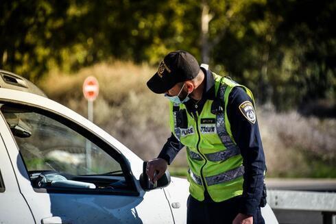 Un policía controla el cumplimiento de las directivas sanitarias en Israel.