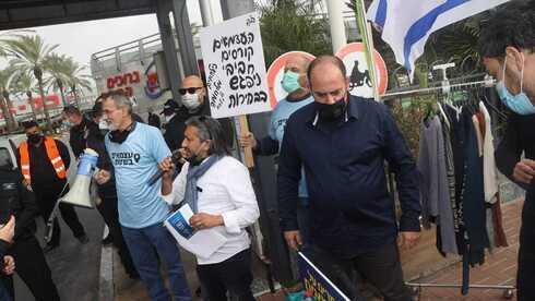 Trabajadores autónomos protestan contra el cierre en Holon.