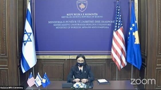 La ministra de Relaciones Exteriores de Kosovo, Meliza Haradinaj-Stublla, durante la ceremonia de normalización de las relaciones entre su país e Israel.