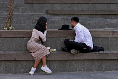 Debido al cierre de los lugares donde solían encontrarse para conocer pareja, suelen ser vistos jóvenes ortodoxos conversando en bancos públicos de Jerusalem. (AFP) Debido al cierre de los lugares donde solían encontrarse para conocer pareja, suelen ser vistos jóvenes ortodoxos conversando en bancos públicos de Jerusalem.