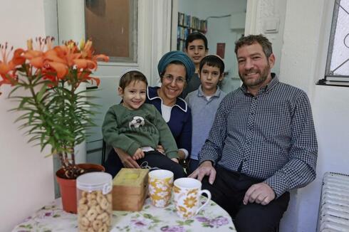 Naama y Amiel Avidan ofrecen su apartamento de Jerusalem para que jóvenes ortodoxos puedan llevar a cabo citas. (AFP) Naama y Amiel Avidan ofrecen su apartamento de Jerusalem para que jóvenes ortodoxos puedan llevar a cabo citas.