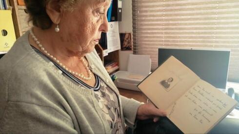 Cuaderno que conservó Ana María con la foto y dedicatoria de su amiga, que dice “Acuérdate lo lindo que fue, nuestra amistad, cuando nos conocimos. Tu amiga Ilse. Marzo de 1939”. (Cortesía Museo Interactivo Judío de Chile) Cuaderno que conservó Ana María con la foto y dedicatoria de su amiga, que dice “Acuérdate lo lindo que fue, nuestra amistad, cuando nos conocimos. Tu amiga Ilse. Marzo de 1939”.