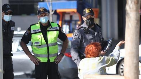 Policías hacen cumplir las restricciones sanitarias. 