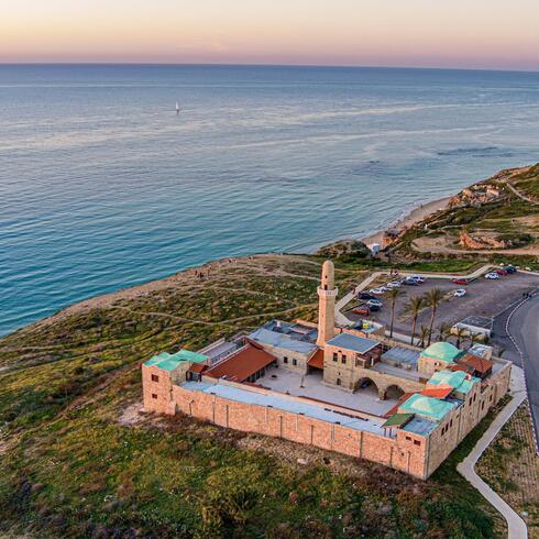 La mezquita de Sidna 'Ali, en la playa norte de Herzliya, cuenta con una hermosa vista al mar.