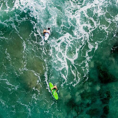 Surfistas en el mar de Hadera.