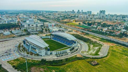 El estadio de Netanya, sin público ni futbolistas.