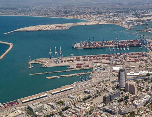 El barco autónomo podrá entrar a puerto cuando esté descongestionado, con lo cual ahorrará combustible y reducirá el daño al medio ambiente. (Roni Kiperman) El puerto de Haifa.