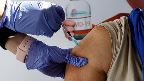 Un israelí recibe la vacuna contra el coronavirus en Petah Tikva. 