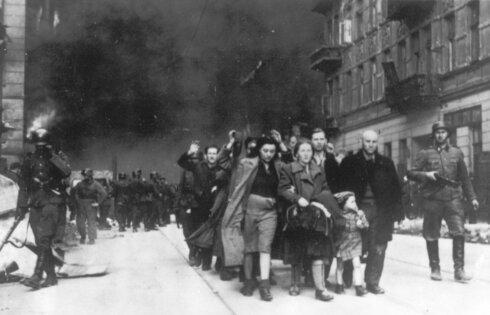 Un grupo de judíos polacos conducidos a la deportación por soldados alemanes, durante la destrucción del gueto de Varsovia. 