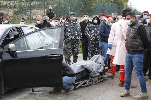 El cuerpo del activista libanés es levantado de la escena del crimen. 