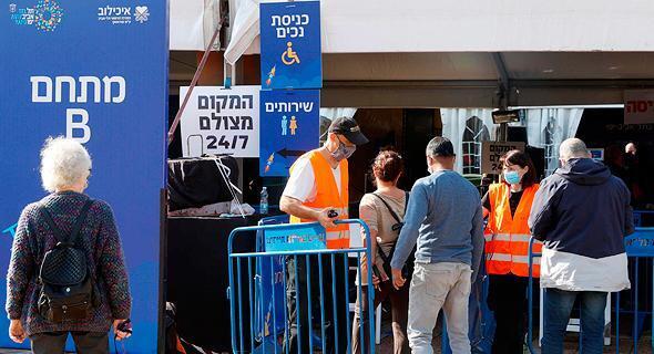 Fila de ciudadanos israelíes que esperan por su vacuna. 