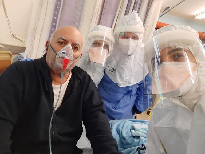 Médicos del hospital y paciente tratado con el nuevo medicamento que se está probando en Israel. 