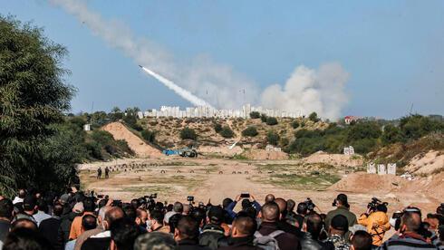 Hamás dispara cohetes en un simulacro militar. 