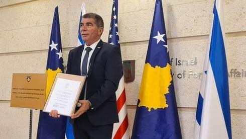 El canciller Gabi Ashkenazi muestra el acuerdo entre Israel y Kosovo firmado en una ceremonia virtual conjunta en Jerusalem y Pristina. 