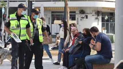 La policía hace cumplir las medidas de restricción a la circulación durante el tercer cierre en Tel Aviv. 