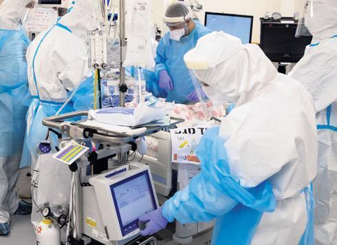 O pessoal médico opera uma máquina ECMO no Shaare Zedek Medical Center, Jerusalém. (EPA) O pessoal médico opera uma máquina ECMO no Shaare Zedek Medical Center, Jerusalém.