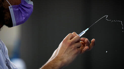 Una enfermera se prepara para administrar la vacuna contra el coronavirus en Netivot. 