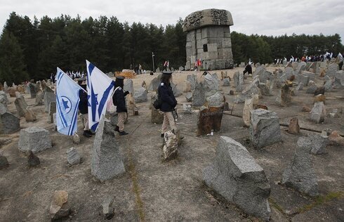 Jóvenes israelíes en el monumento en homenaje a unos 900.000 judíos europeos asesinados por los nazis entre 1941 y 1944 en el campo de exterminio y trabajo de Treblinka, en Polonia.