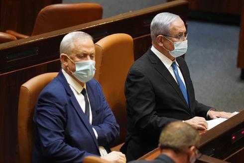 El ministro de Defensa, Benny Gantz, junto al primer ministro israelí, Benjamín Netanyahu, en la Knesset. 