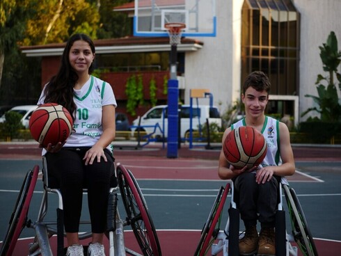 Omri y Antoinette, jugadores de baloncesto en silla de ruedas. 